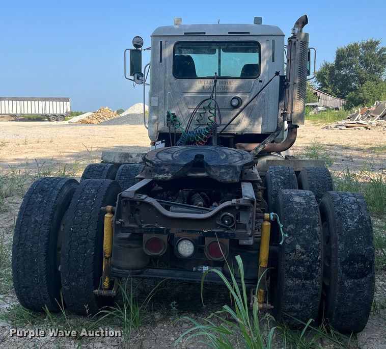 image for item DM1999 2000 Mack CH613  semi truck