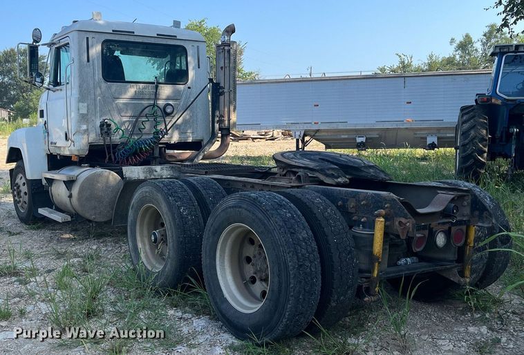 image for item DM1999 2000 Mack CH613  semi truck
