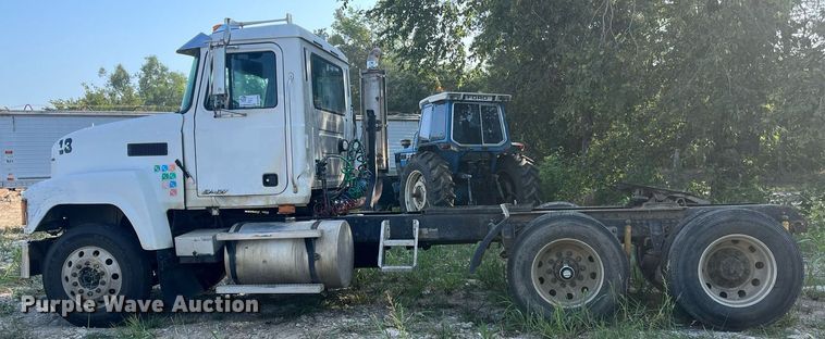 image for item DM1999 2000 Mack CH613  semi truck