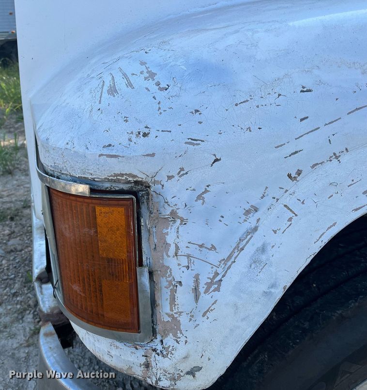 image for item DM1999 2000 Mack CH613  semi truck