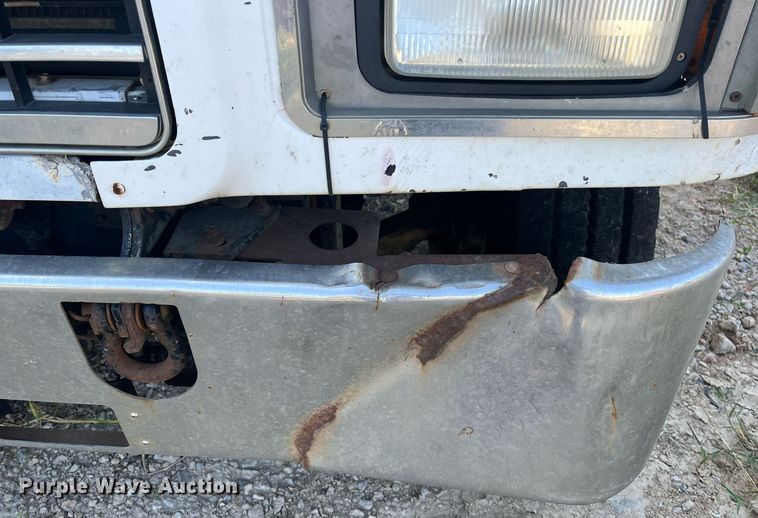 image for item DM1999 2000 Mack CH613  semi truck