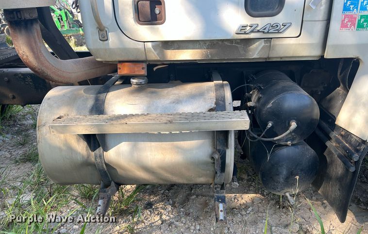 image for item DM1999 2000 Mack CH613  semi truck