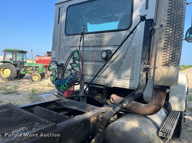 image for item DM1999 2000 Mack CH613  semi truck