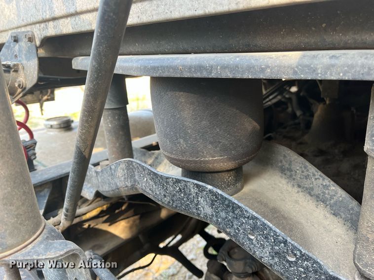 image for item DM1999 2000 Mack CH613  semi truck