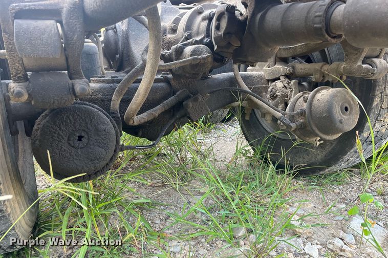 image for item DM1999 2000 Mack CH613  semi truck