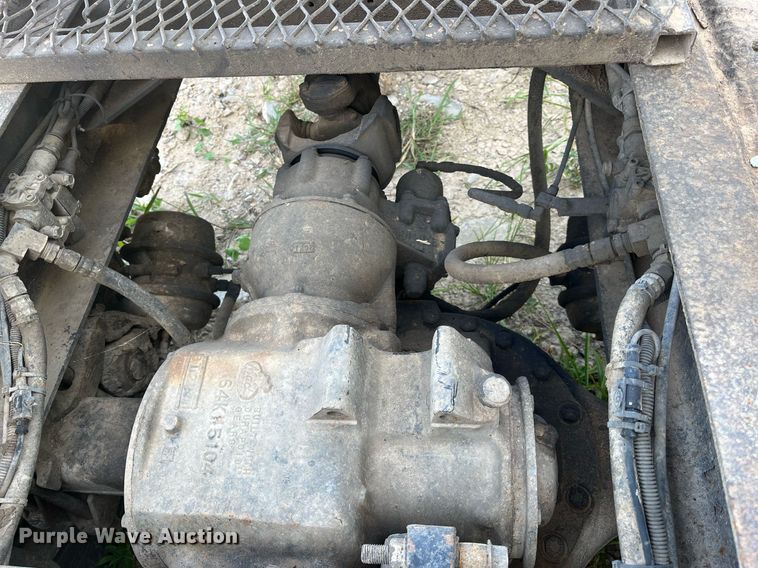 image for item DM1999 2000 Mack CH613  semi truck