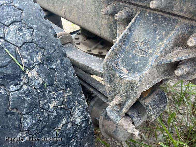 image for item DM1999 2000 Mack CH613  semi truck