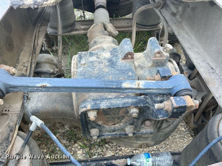 image for item DM1999 2000 Mack CH613  semi truck