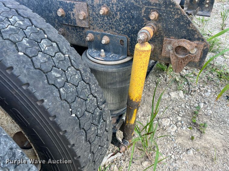 image for item DM1999 2000 Mack CH613  semi truck