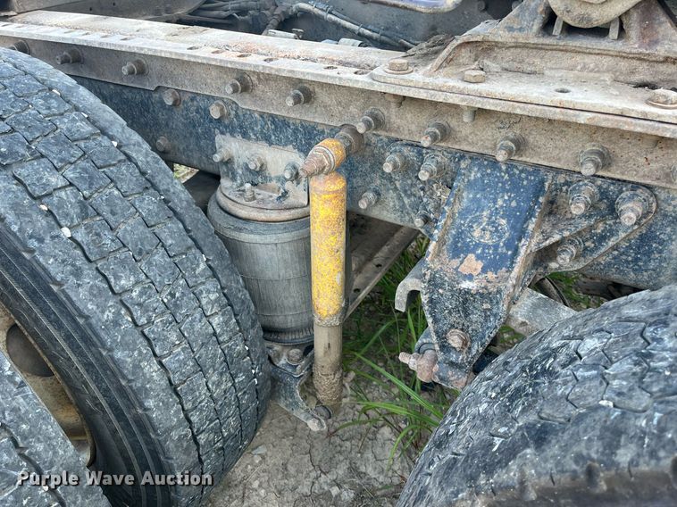 image for item DM1999 2000 Mack CH613  semi truck