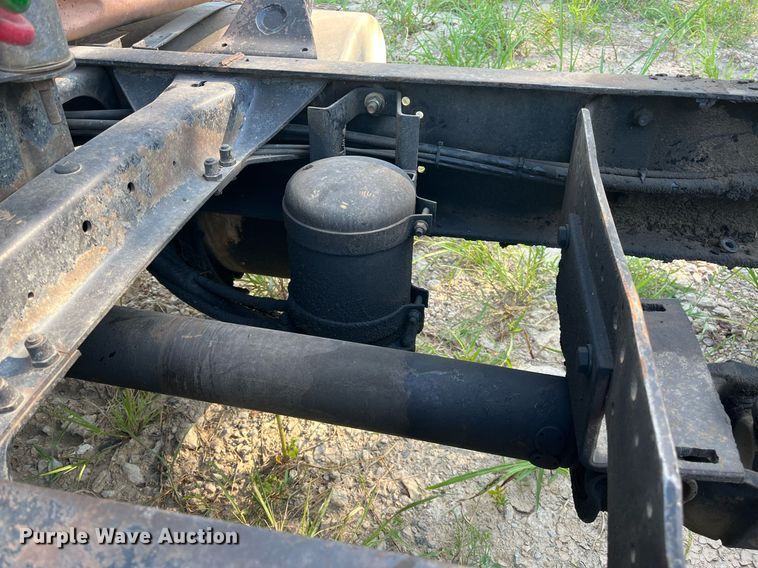 image for item DM1999 2000 Mack CH613  semi truck