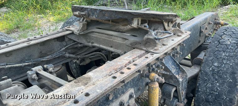 image for item DM1999 2000 Mack CH613  semi truck