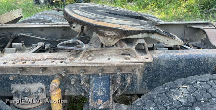 image for item DM1999 2000 Mack CH613  semi truck