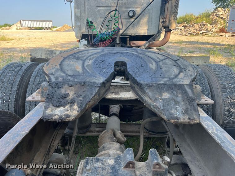 image for item DM1999 2000 Mack CH613  semi truck