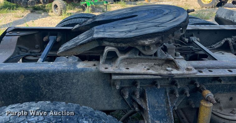 image for item DM1999 2000 Mack CH613  semi truck