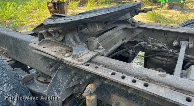 image for item DM1999 2000 Mack CH613  semi truck