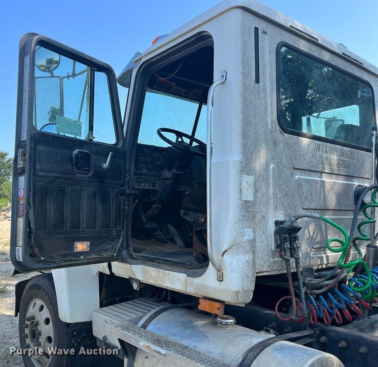 image for item DM1999 2000 Mack CH613  semi truck