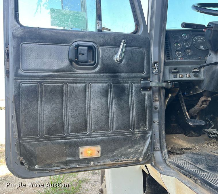 image for item DM1999 2000 Mack CH613  semi truck