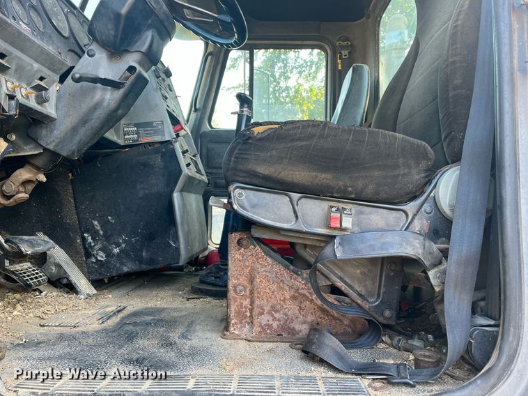 image for item DM1999 2000 Mack CH613  semi truck