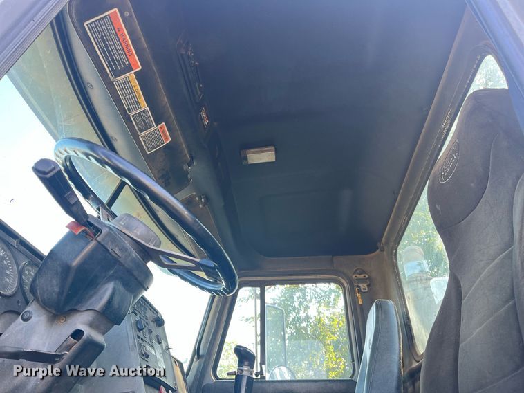 image for item DM1999 2000 Mack CH613  semi truck