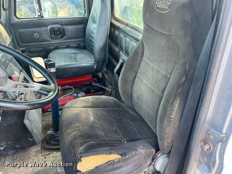 image for item DM1999 2000 Mack CH613  semi truck