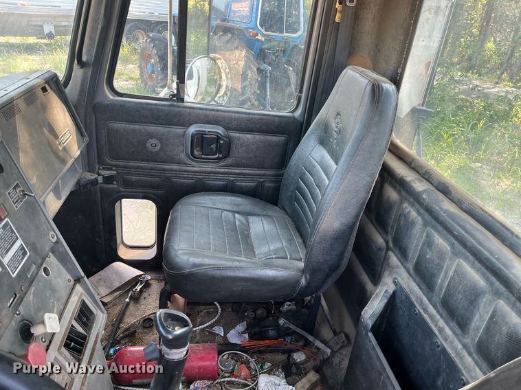 image for item DM1999 2000 Mack CH613  semi truck