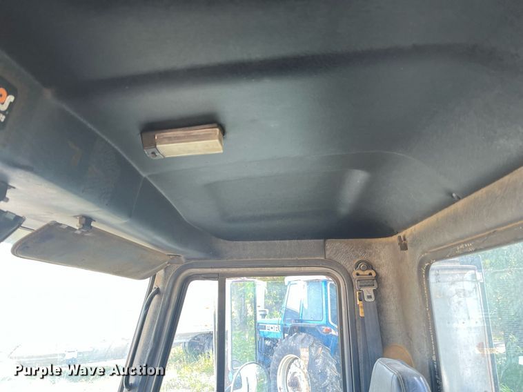 image for item DM1999 2000 Mack CH613  semi truck