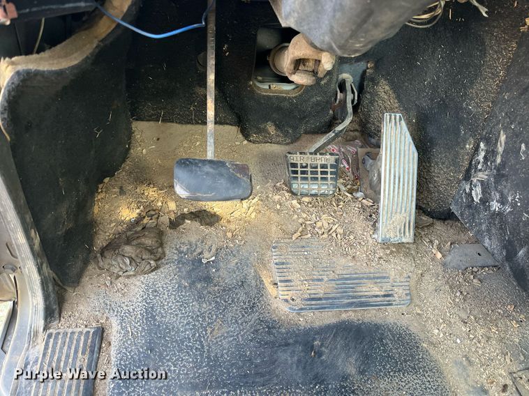 image for item DM1999 2000 Mack CH613  semi truck