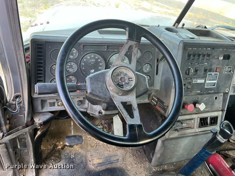 image for item DM1999 2000 Mack CH613  semi truck