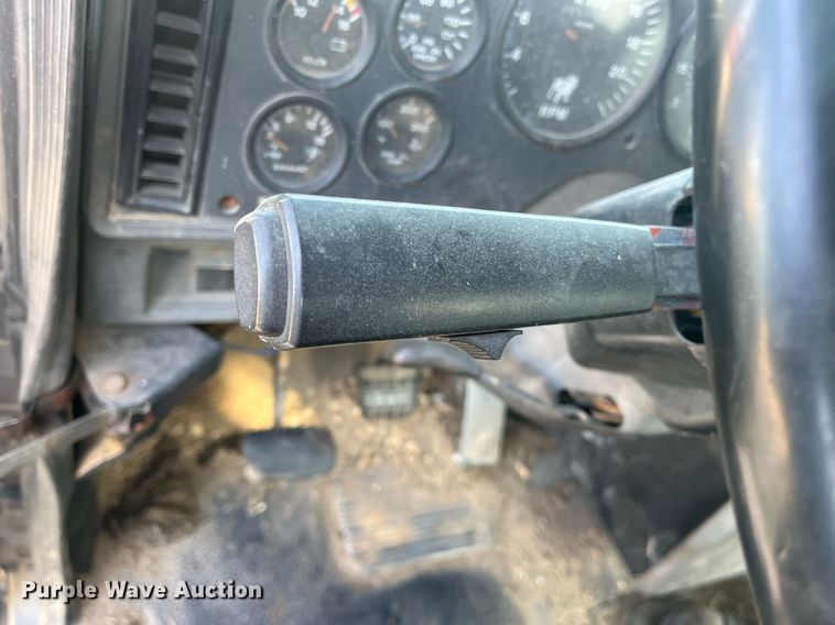 image for item DM1999 2000 Mack CH613  semi truck