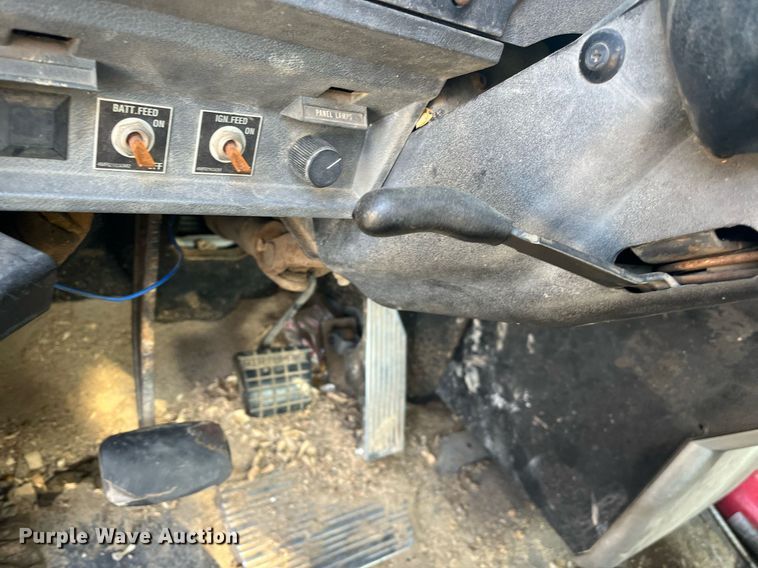 image for item DM1999 2000 Mack CH613  semi truck