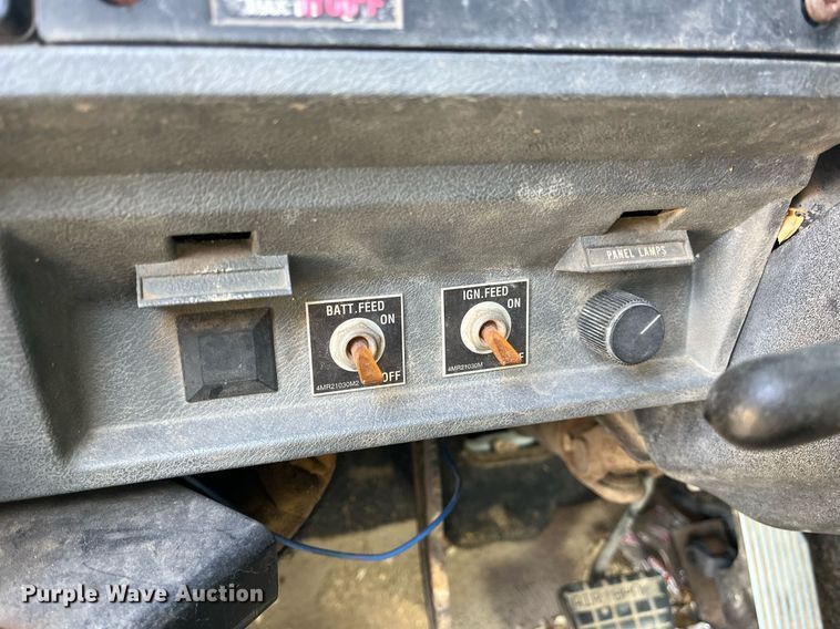 image for item DM1999 2000 Mack CH613  semi truck