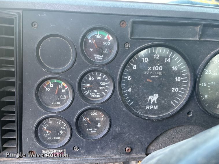 image for item DM1999 2000 Mack CH613  semi truck