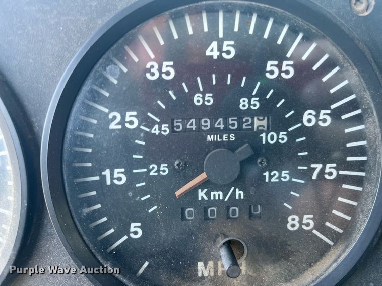 image for item DM1999 2000 Mack CH613  semi truck