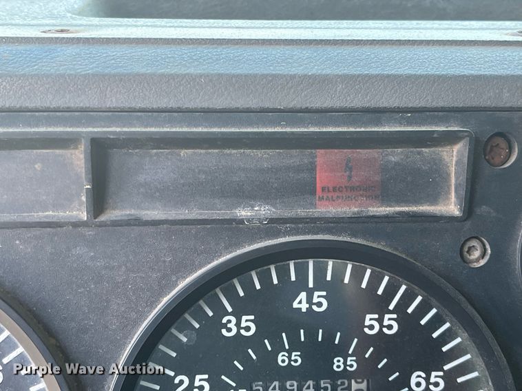 image for item DM1999 2000 Mack CH613  semi truck