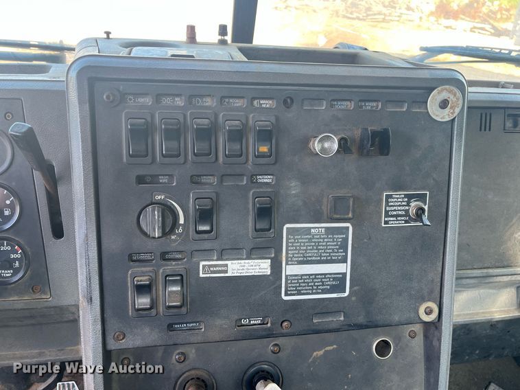 image for item DM1999 2000 Mack CH613  semi truck