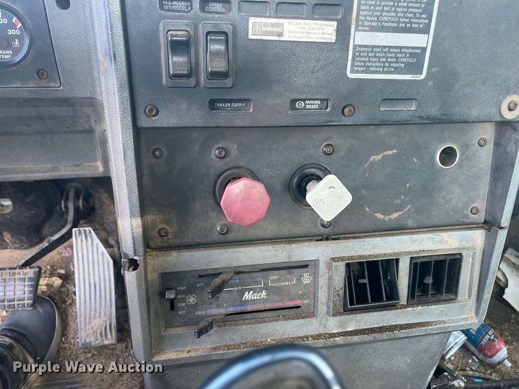 image for item DM1999 2000 Mack CH613  semi truck