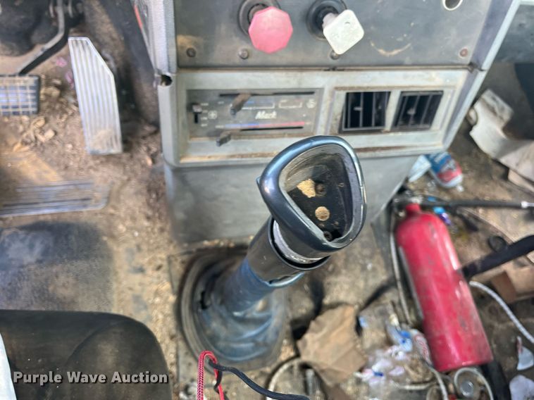 image for item DM1999 2000 Mack CH613  semi truck