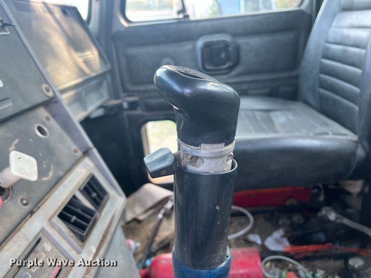 image for item DM1999 2000 Mack CH613  semi truck