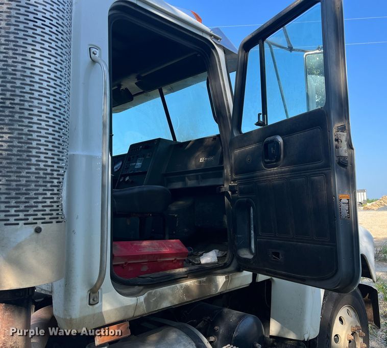 image for item DM1999 2000 Mack CH613  semi truck