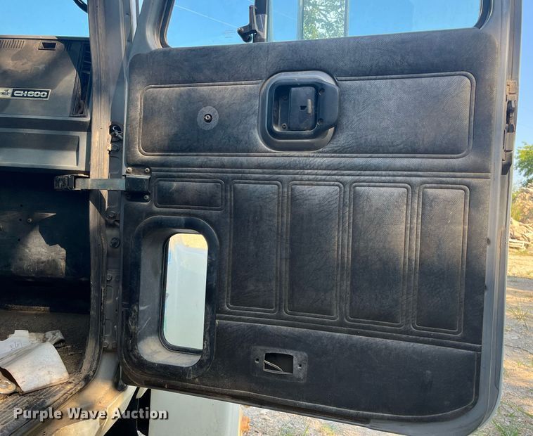 image for item DM1999 2000 Mack CH613  semi truck