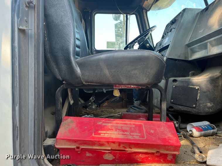 image for item DM1999 2000 Mack CH613  semi truck