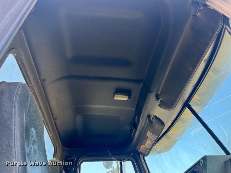 image for item DM1999 2000 Mack CH613  semi truck