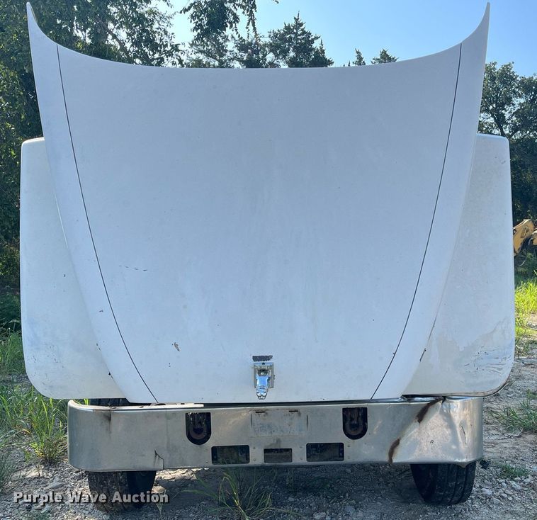 image for item DM1999 2000 Mack CH613  semi truck