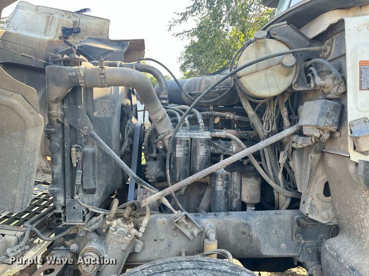 image for item DM1999 2000 Mack CH613  semi truck