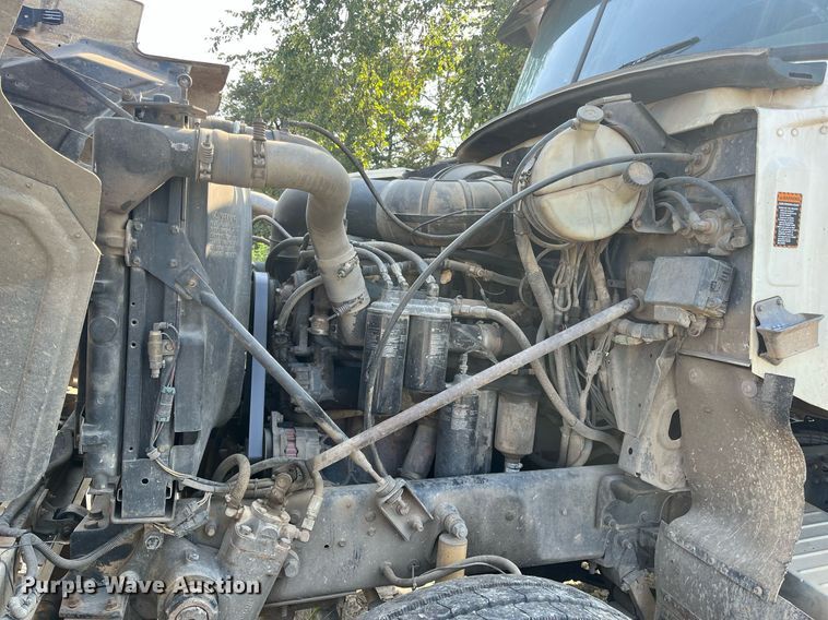 image for item DM1999 2000 Mack CH613  semi truck