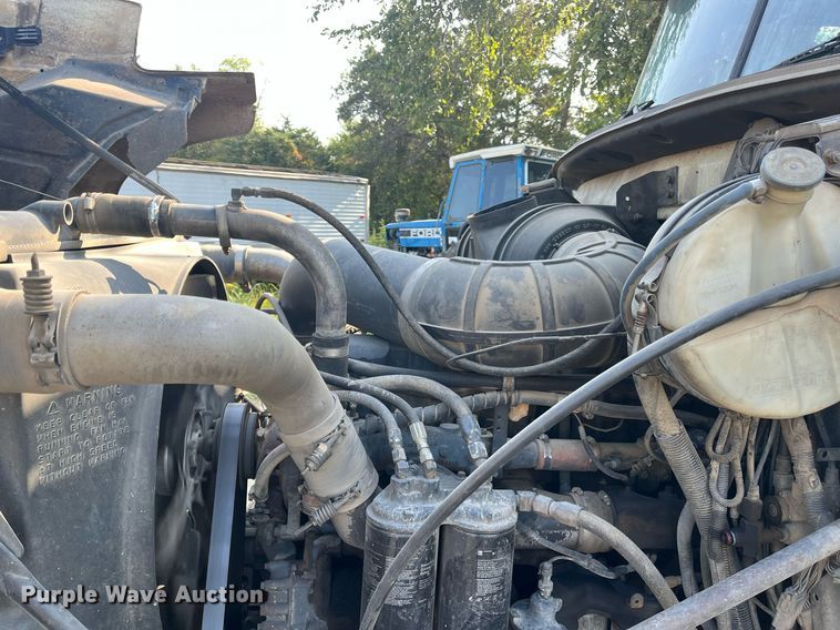 image for item DM1999 2000 Mack CH613  semi truck