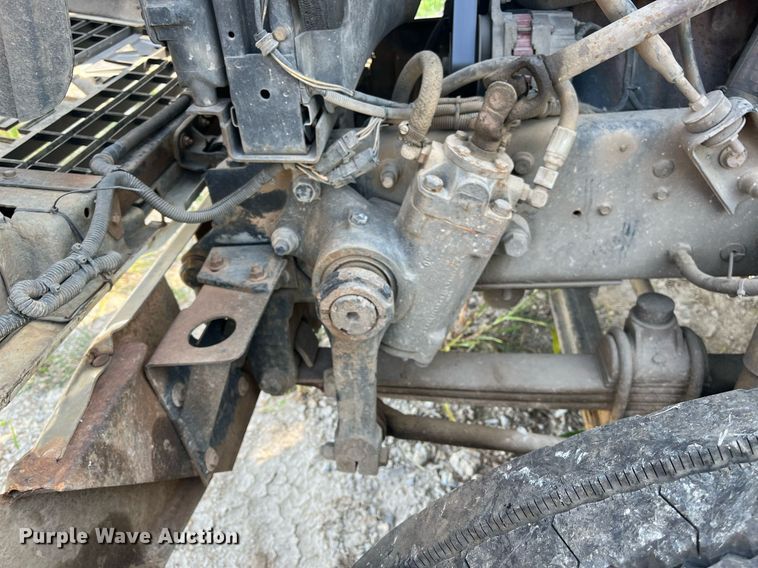 image for item DM1999 2000 Mack CH613  semi truck