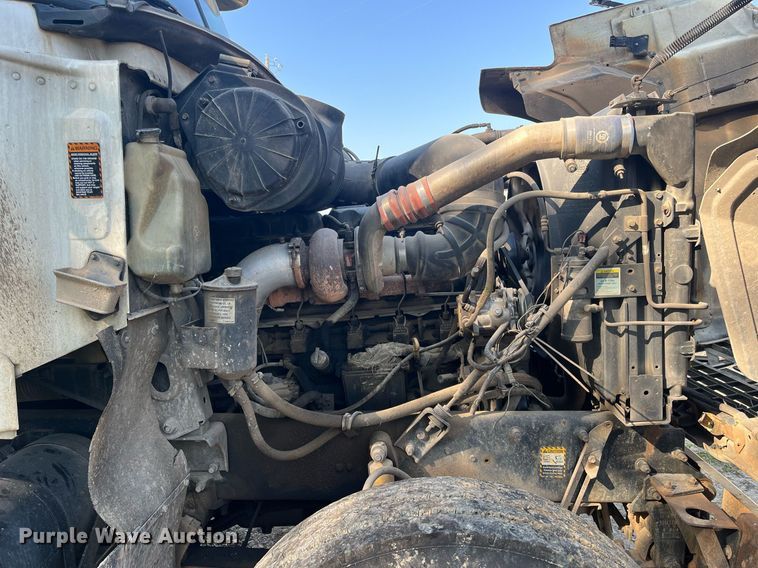 image for item DM1999 2000 Mack CH613  semi truck