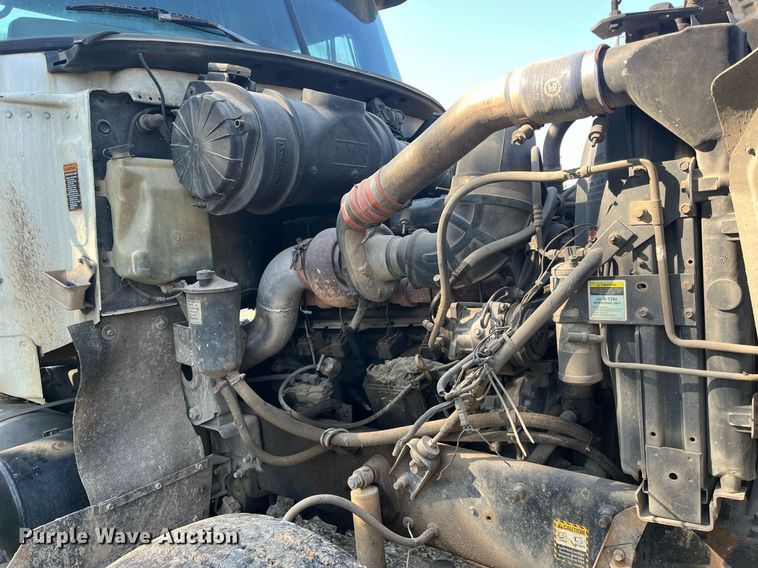 image for item DM1999 2000 Mack CH613  semi truck